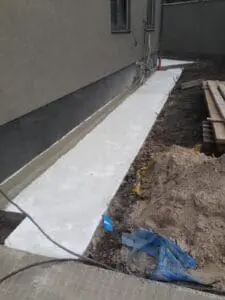 Нанесення шару гідроізоляції на поверхню та примикання