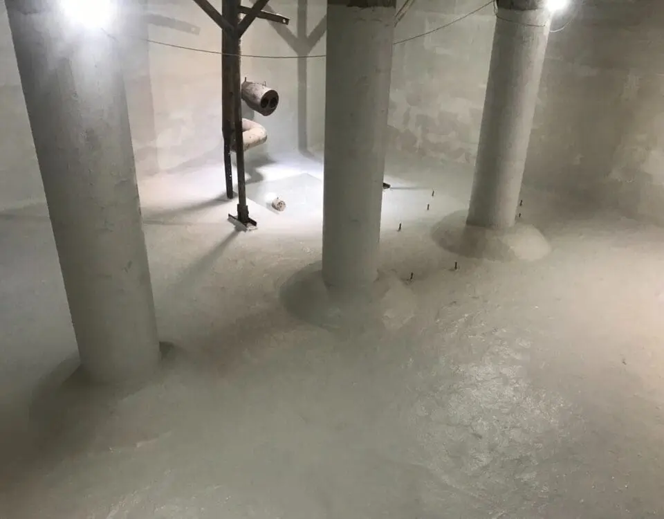 Нанесена гидроизоляция стен и пола резервуара внутри