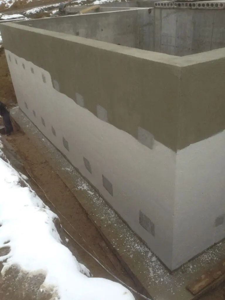 Нанесення другого шару гідроізоляції на зовнішню стіну резервуару