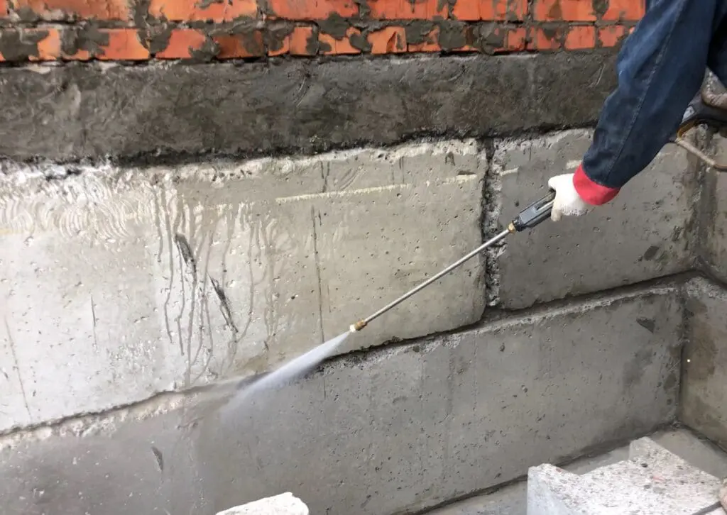 Мийка стін блочного фундаменту