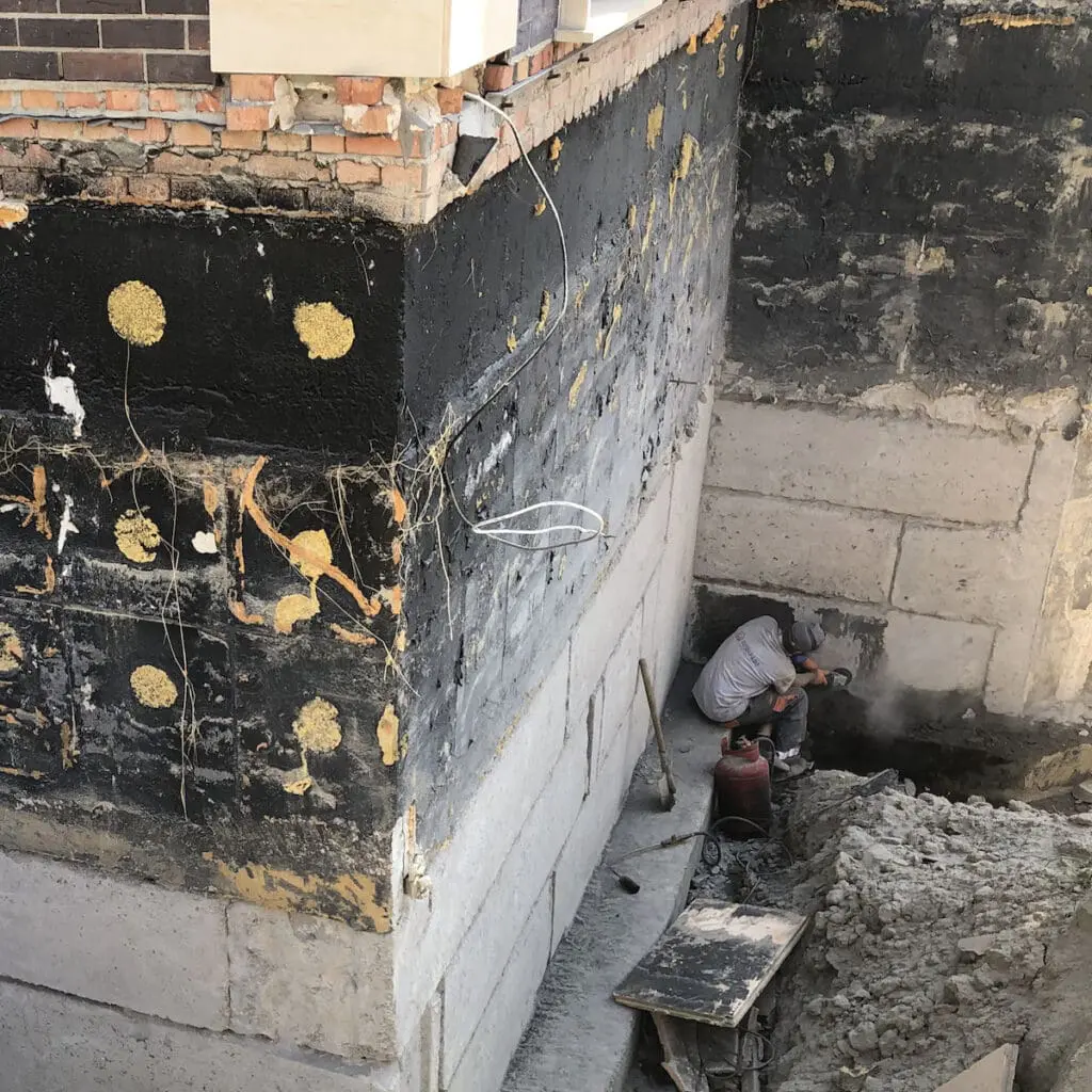 Очищення методом шліфування від бітумної гідроізоляції стін фундаменту