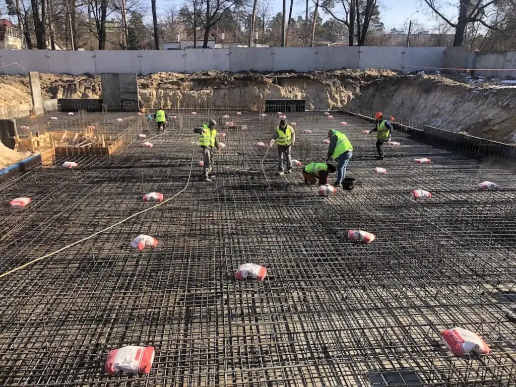 Процес нанесення гідроізоляційного покриття на фундаментну плиту