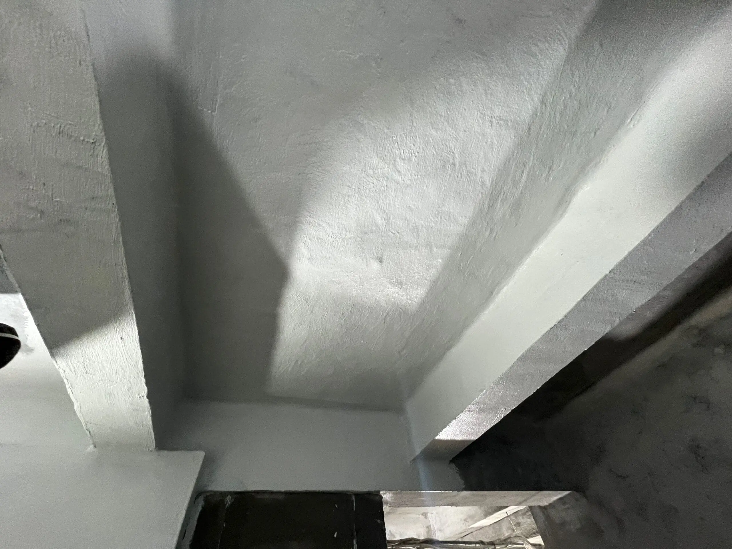 Фото бетонної стелі, з повністю відновленою геометрією та нанесеною гідроізоляцією білого кольору