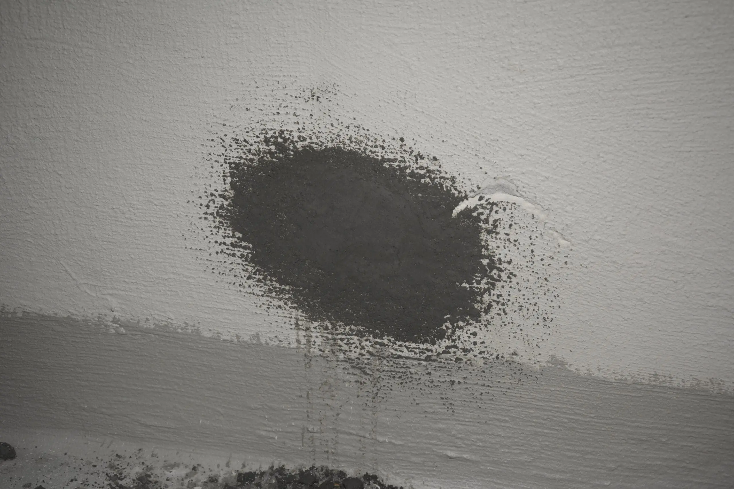 Дефект в стіні, запакований гідропломбою KRYS Plug без видимих протікань води