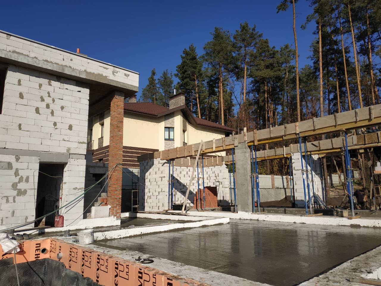 Виконана горизонтальна гідроізоляція фундаменту