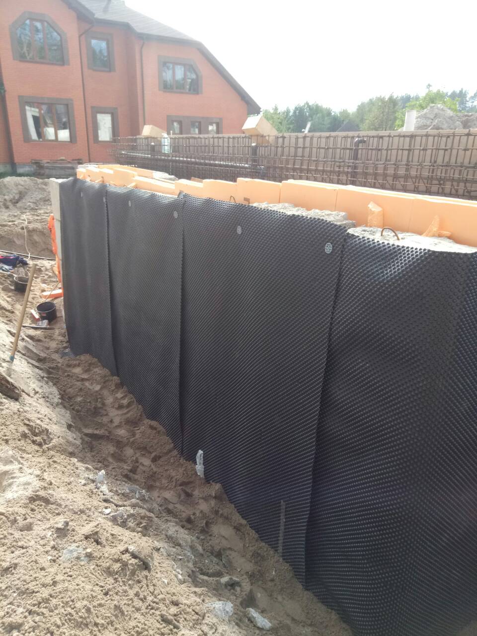 Захист загідроізольованого фундаменту дренажною мембраною