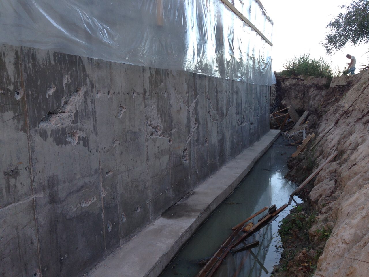 Очищення зовнішньої стіни бетонного фундаменту