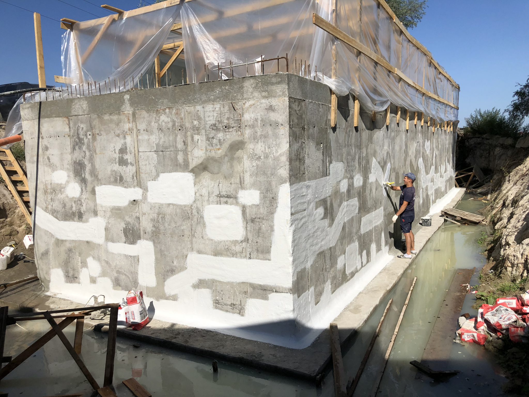 Нанесена еластична гідроізоляція на шви та тріщини в стінах монолітного фундаменту