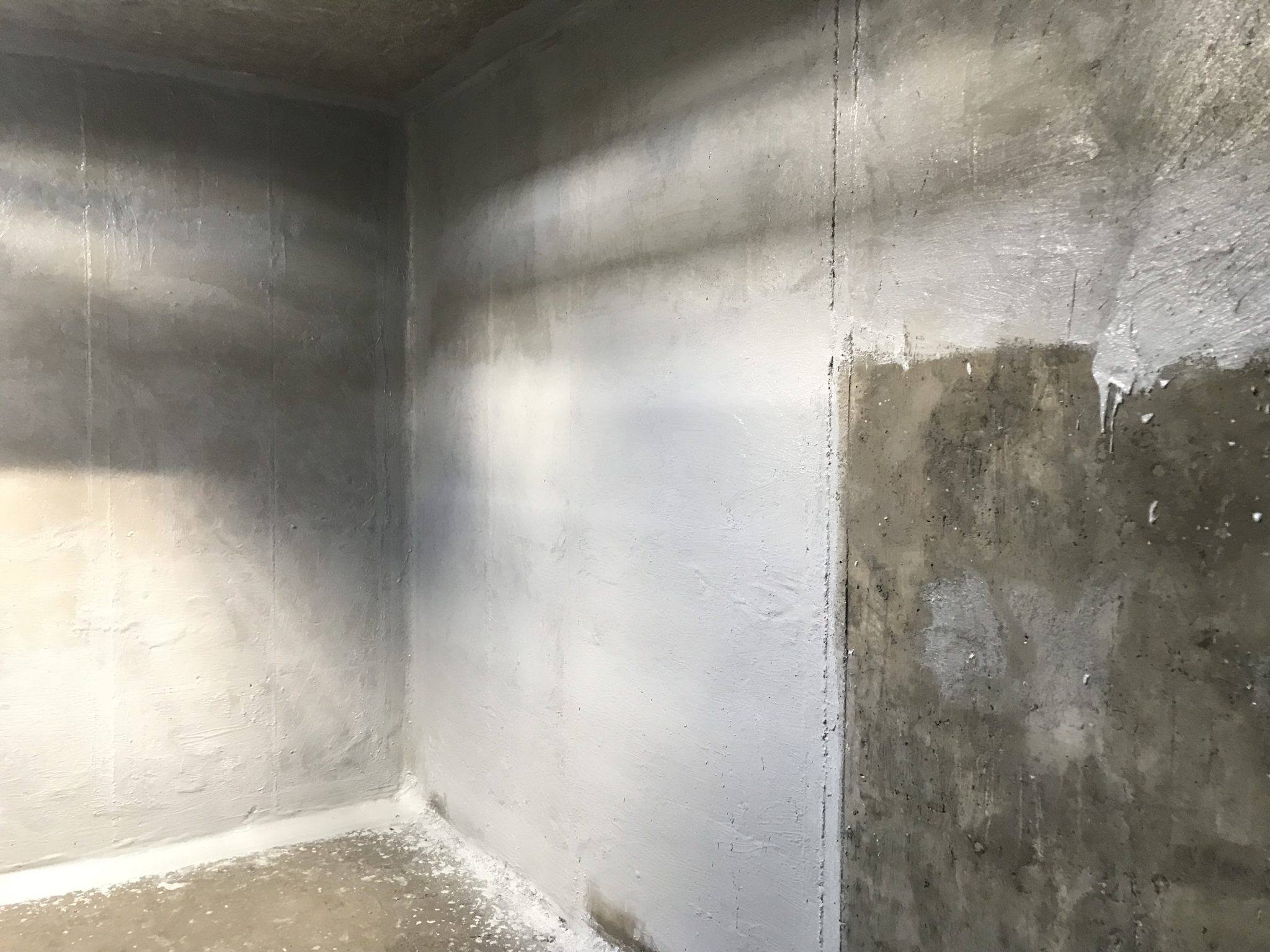 Нанесення першого шару гідроізоляції KRYS Premium на внутрішні стіни фундаменту