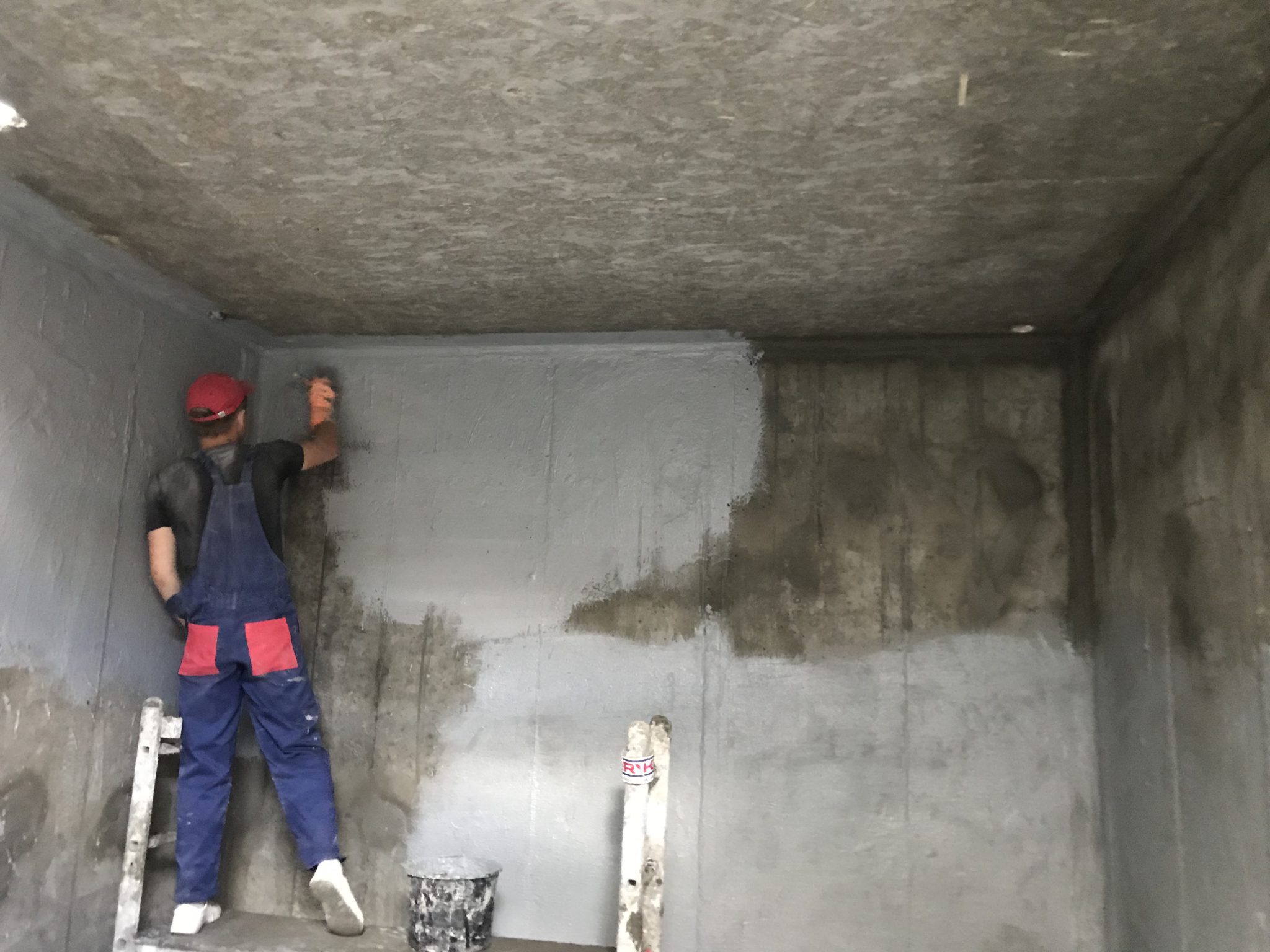 Нанесення обмазувальної гідроізоляції на стіни фундаменту