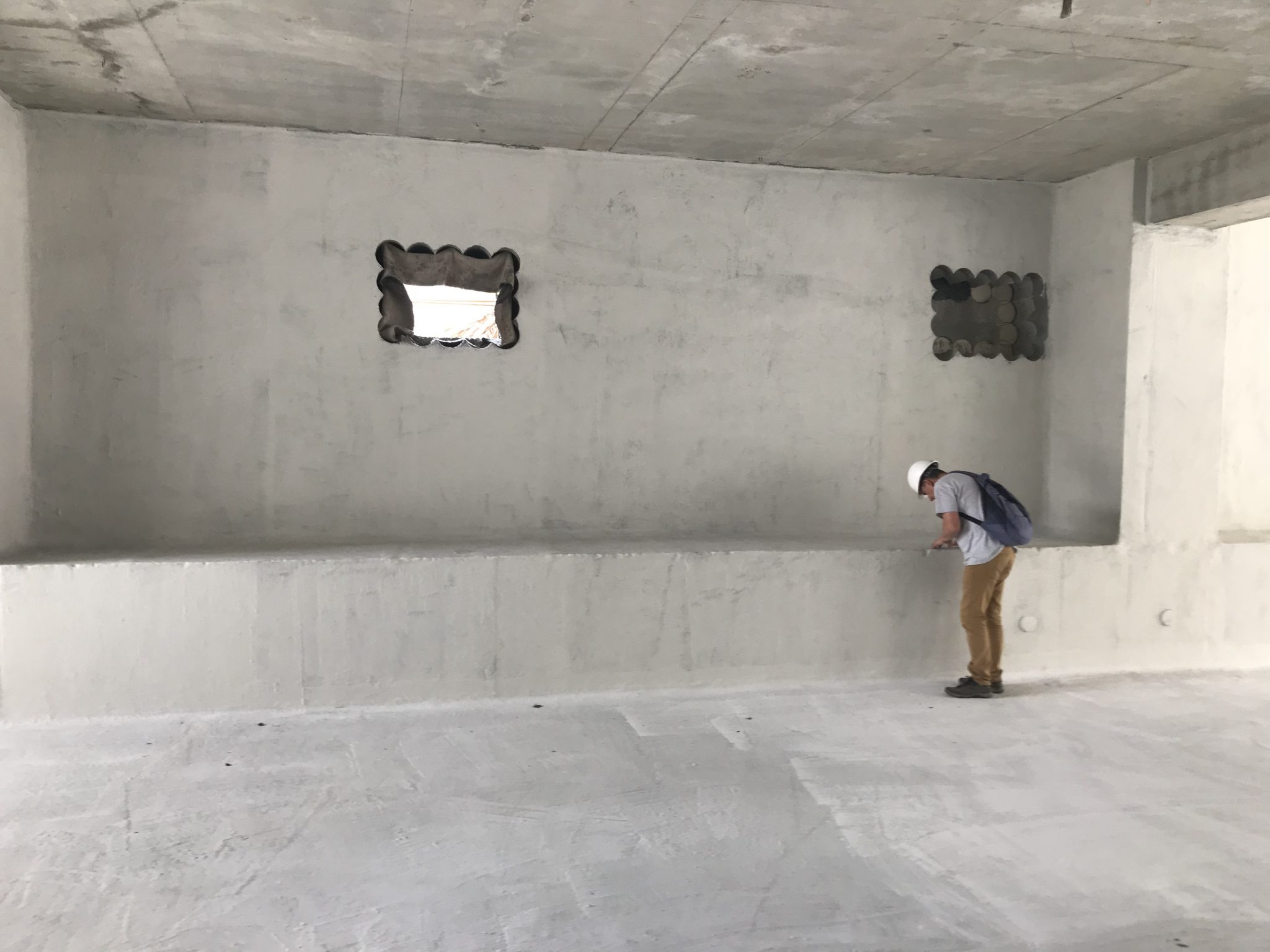 Влаштування гідроізоляції бетонного фундаменту у 2 шари, сірого та білого кольору