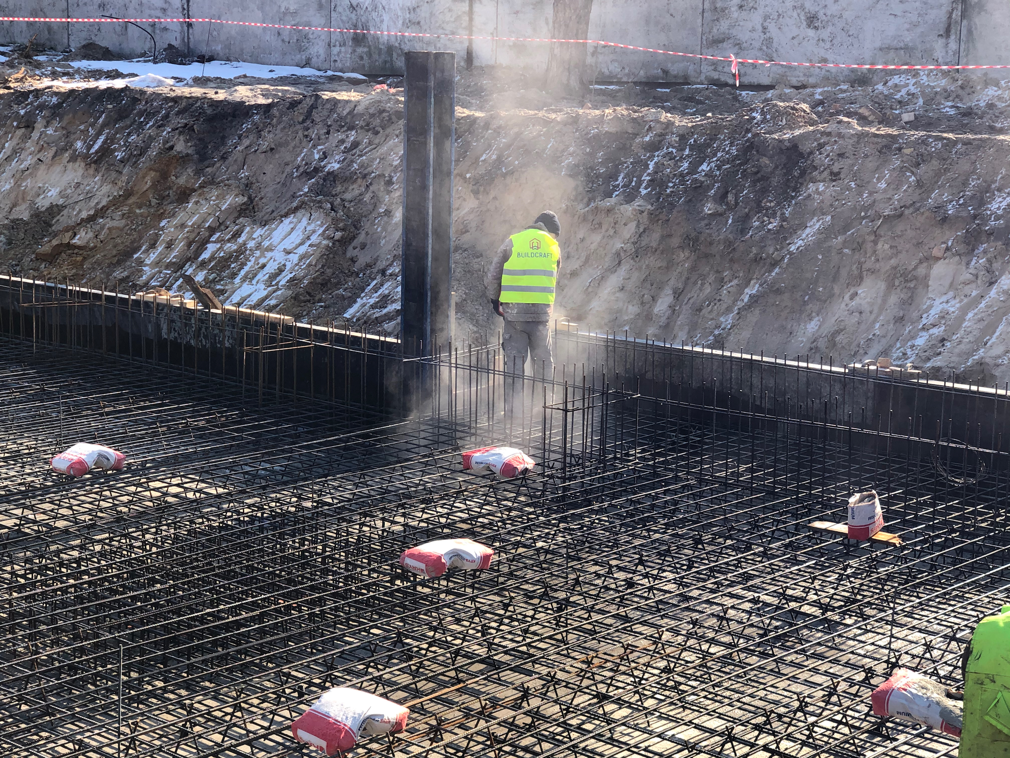 Процес нанесення гідроізоляції фундаментної плити перед заливкою бетону