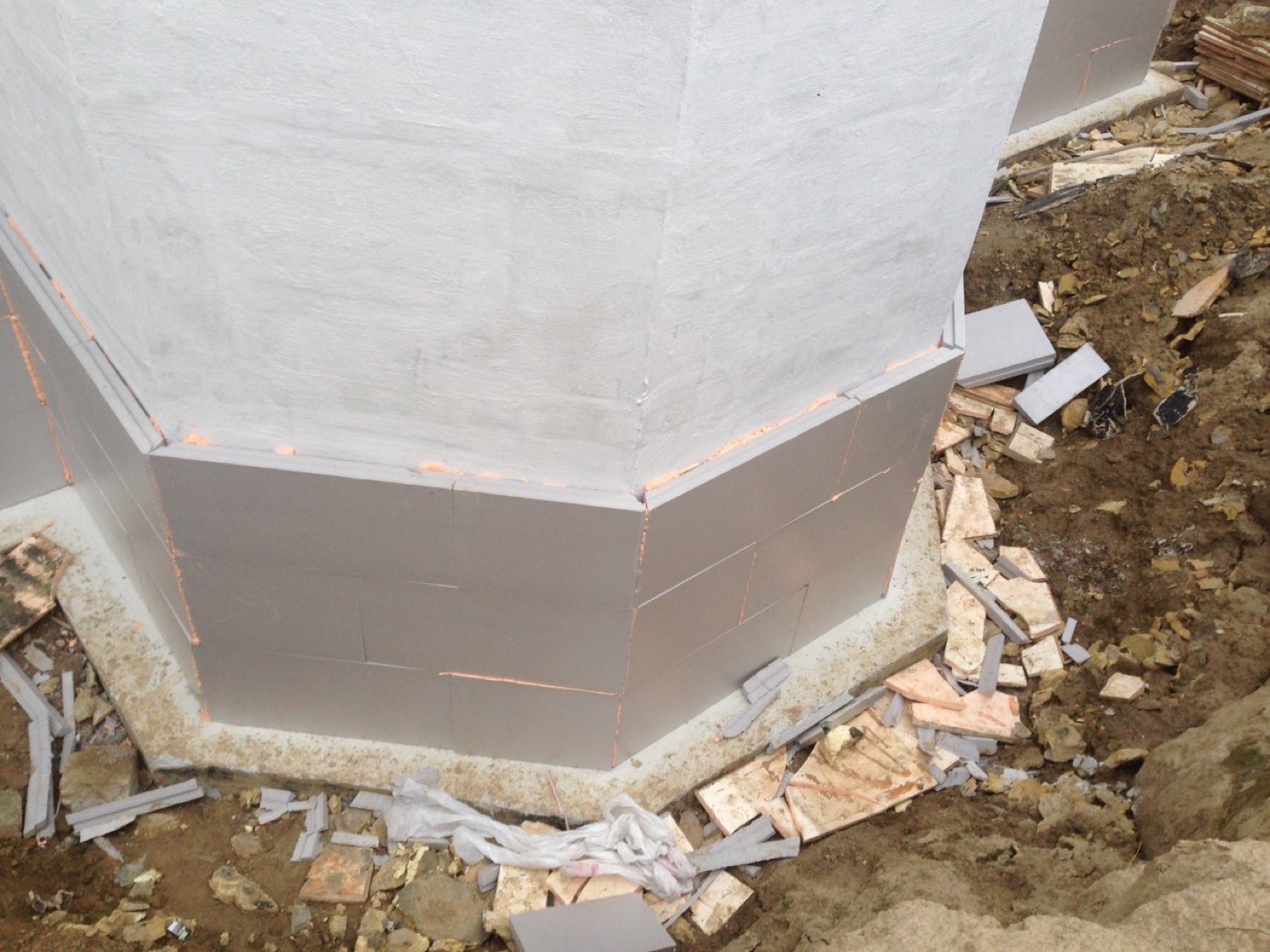 Утеплення стін фундаменту пінополістиролом, що кріпиться безпосередньо на гідроізоляцію