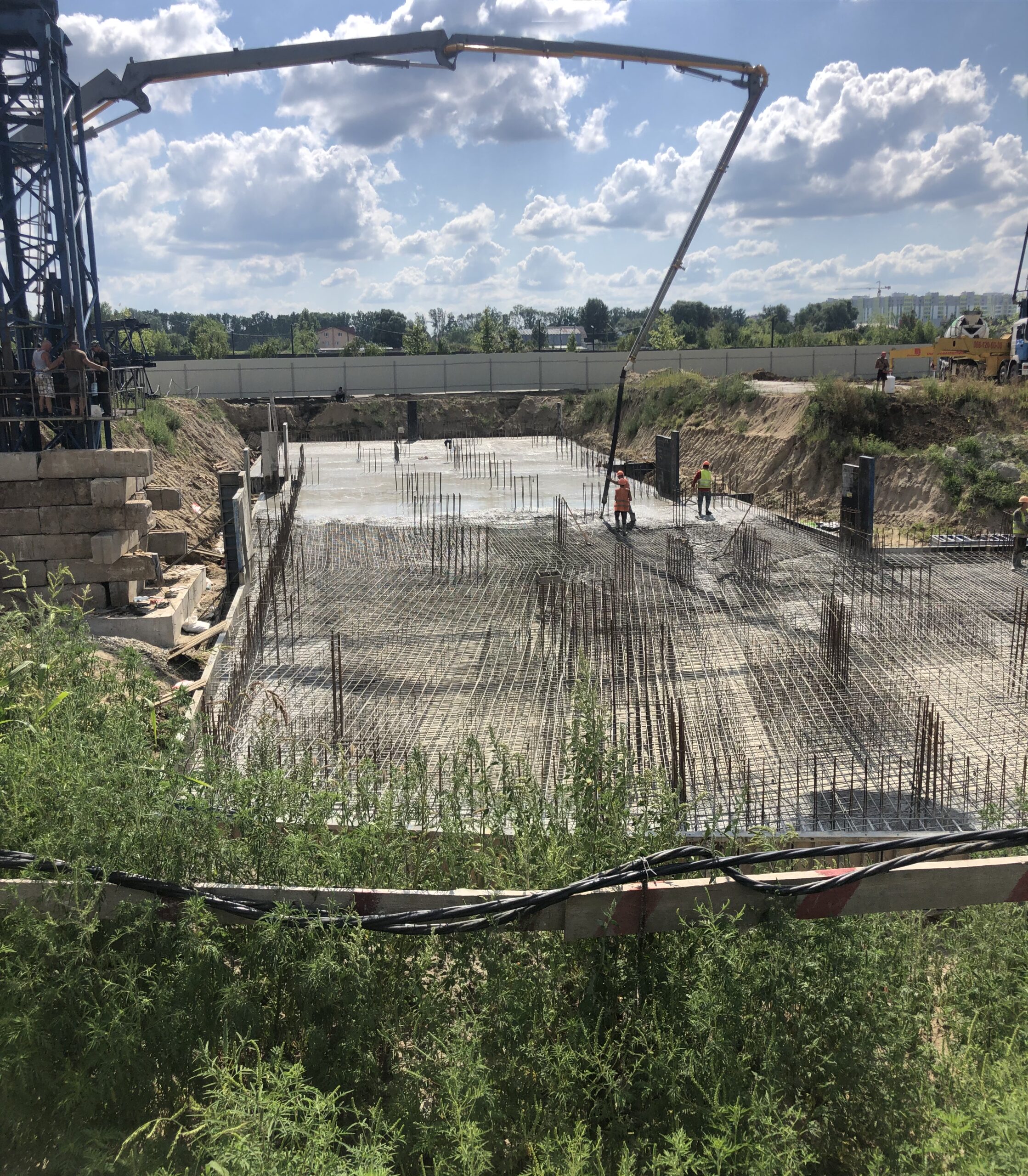 Приймання бетону для фундаментної плити безпосередньо після розсипання гідроізоляційного порошку