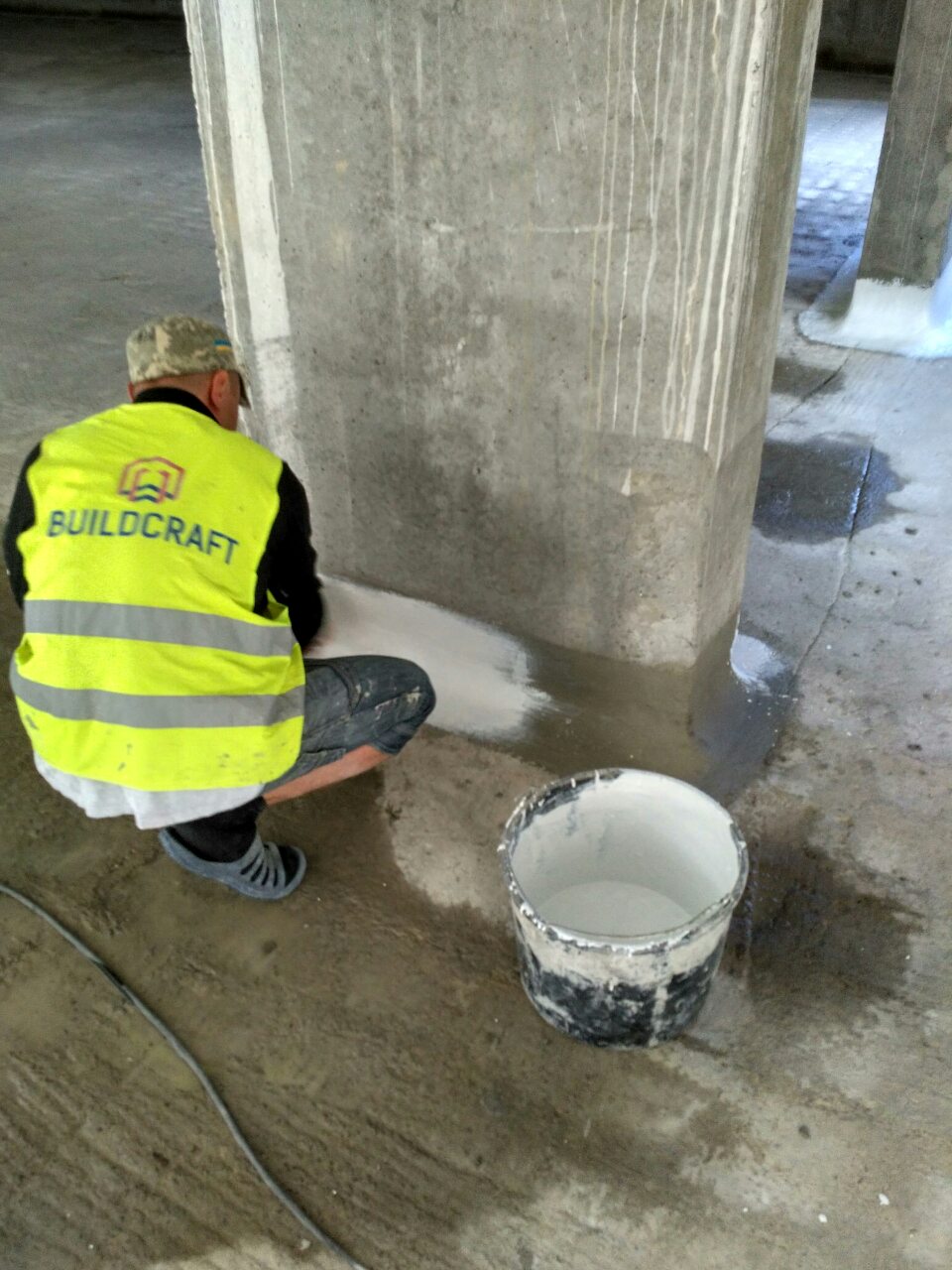 Нанесення другого шару гнучкої гідроізоляції KRYS Flex на нижнє примикання