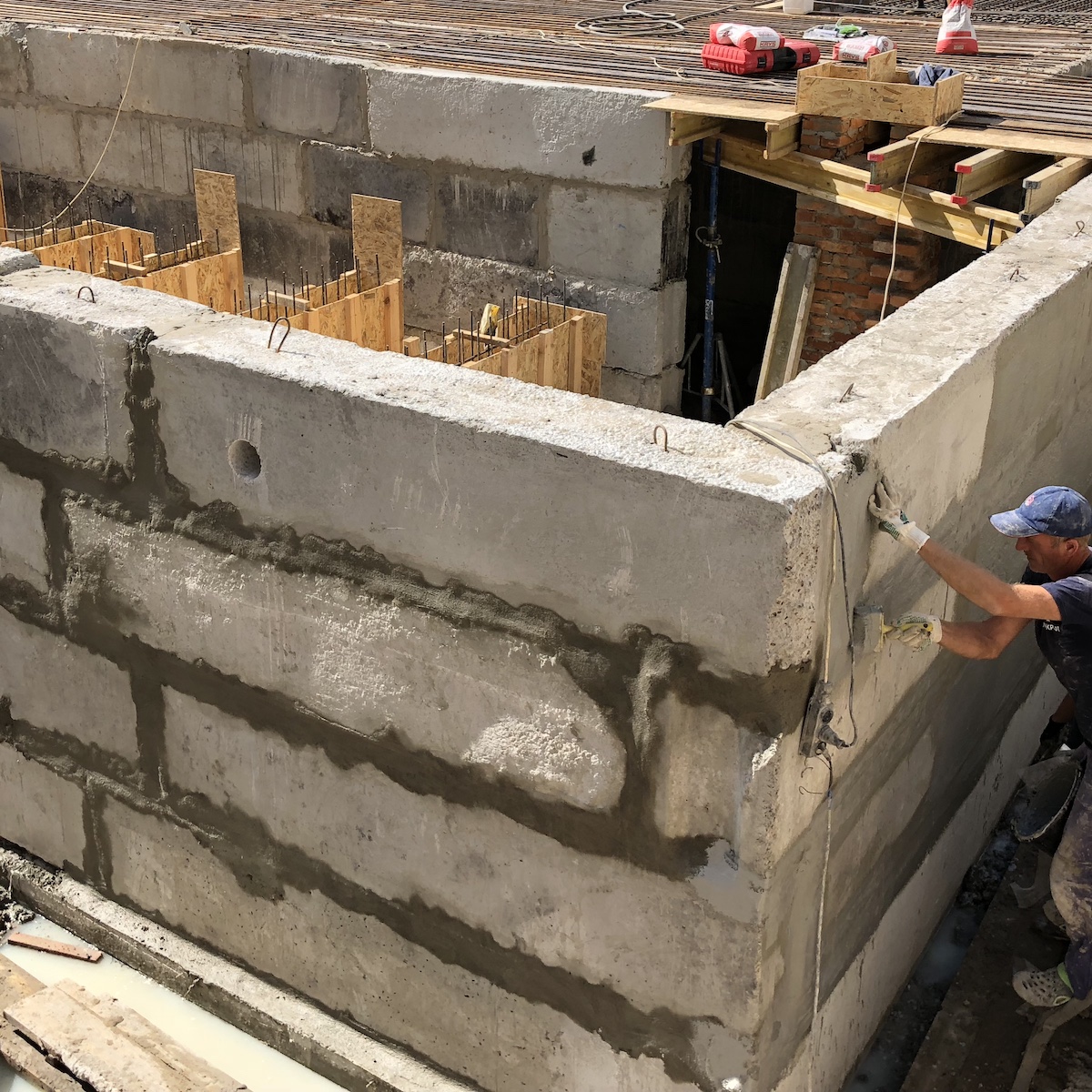 Нанесення еластичної гідроізоляції KRYS Flex на шви між блоками