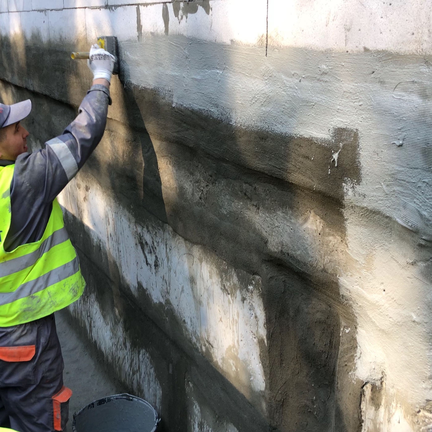 Нанесення першого шару KRYS Flex на шви фундаменту