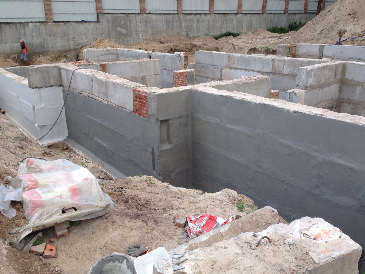 Нанесена гідроізоляція ФБС фундаменту у два шари