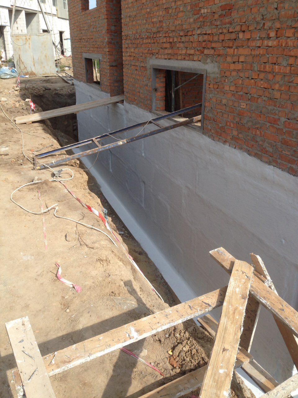 Виконана зовнішня гідроізоляція блочного фундаменту