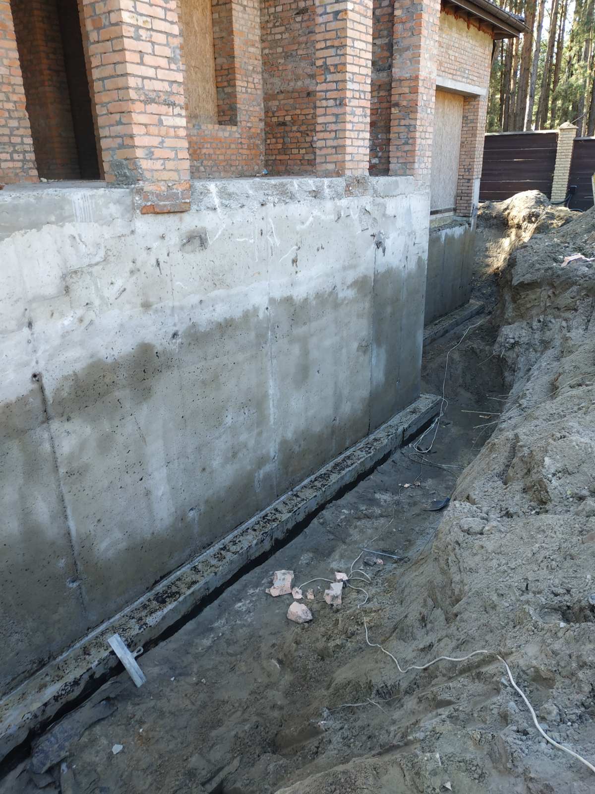 Вимиті стін бетонного монолітного фундаменту
