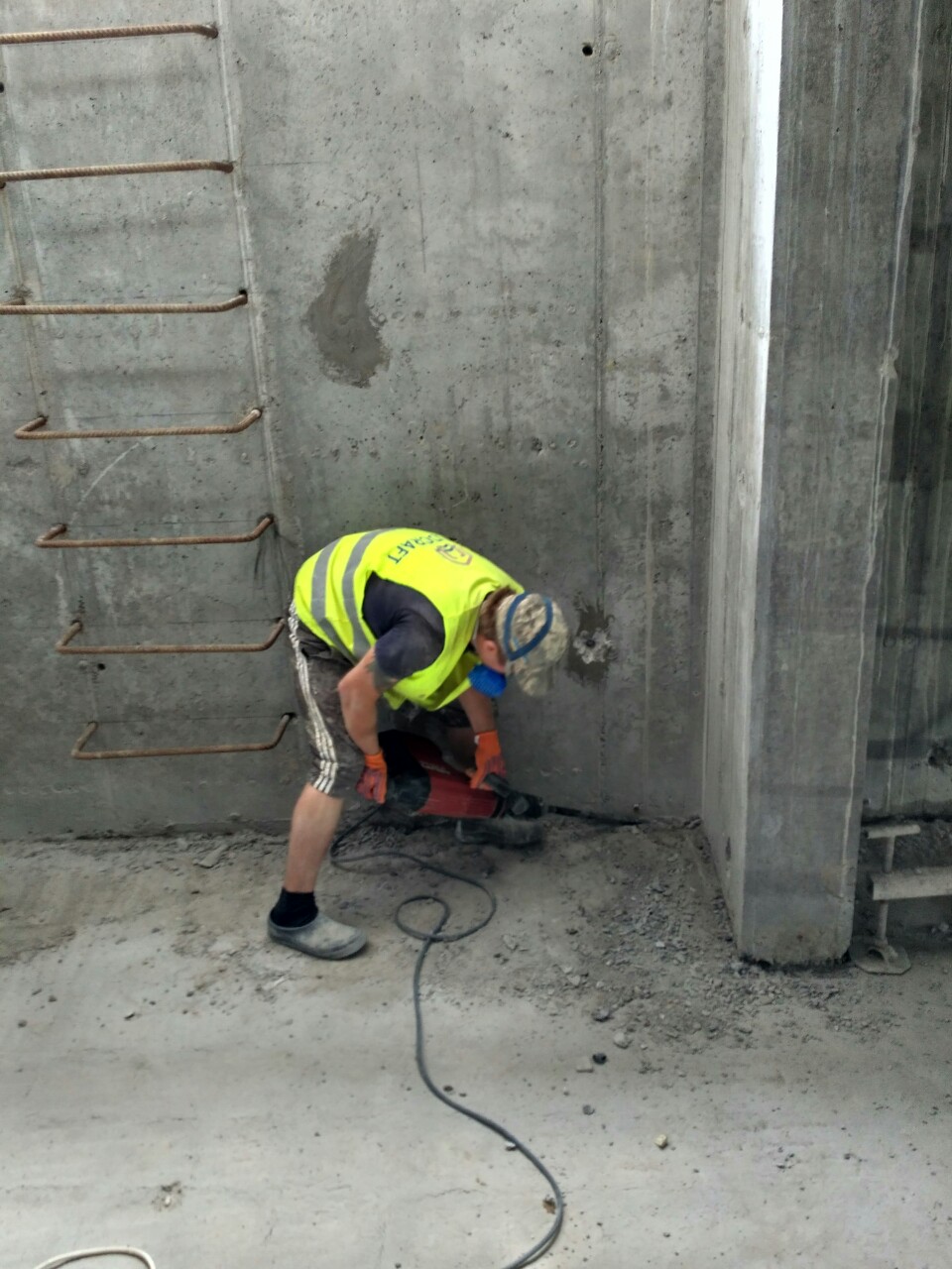Вибивання штроби на примиканнях стіни з підлогою фундаменту