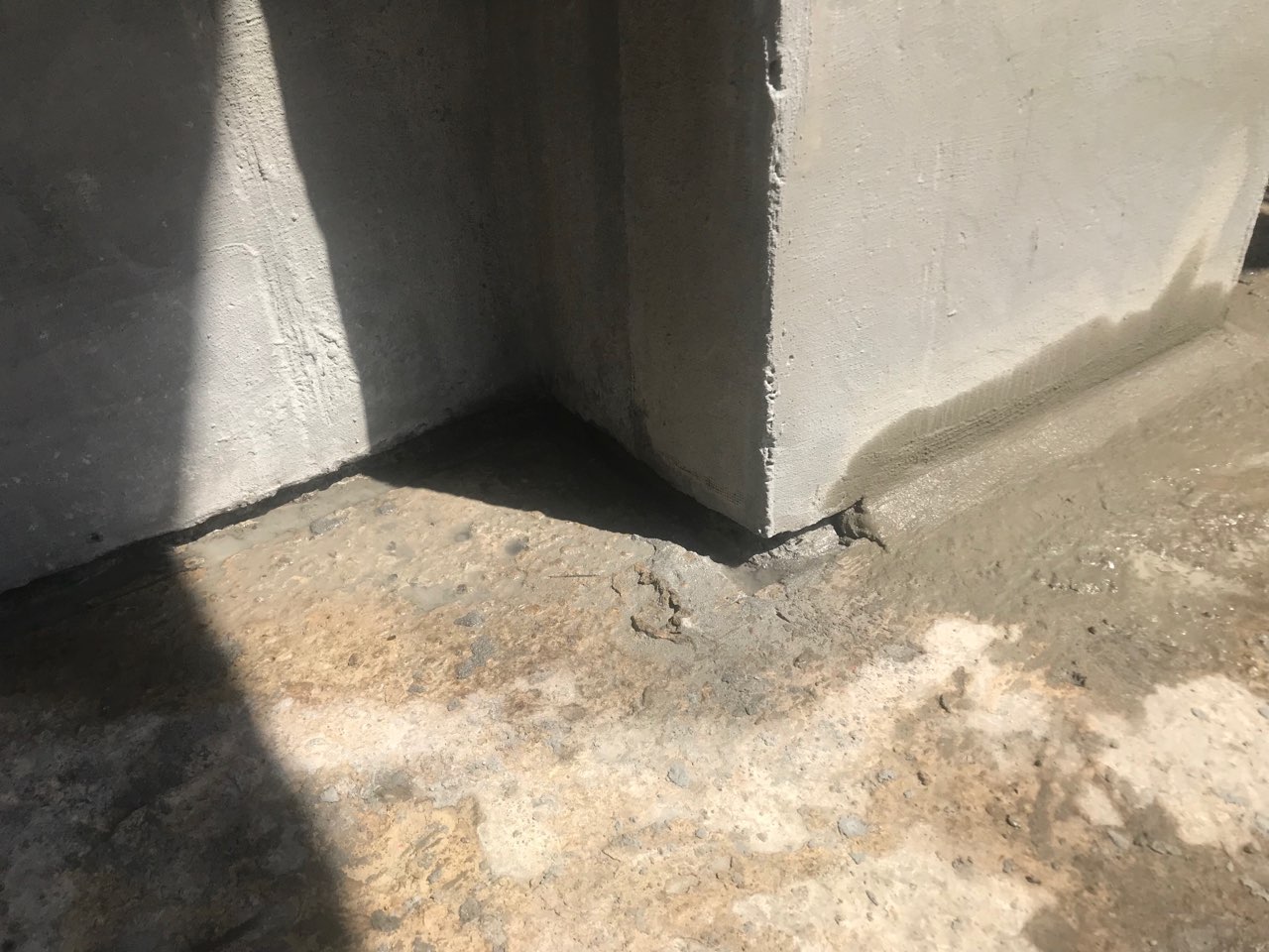 Штроба з початком влаштування викружки на примиканні стіни фундаменту з підлогою