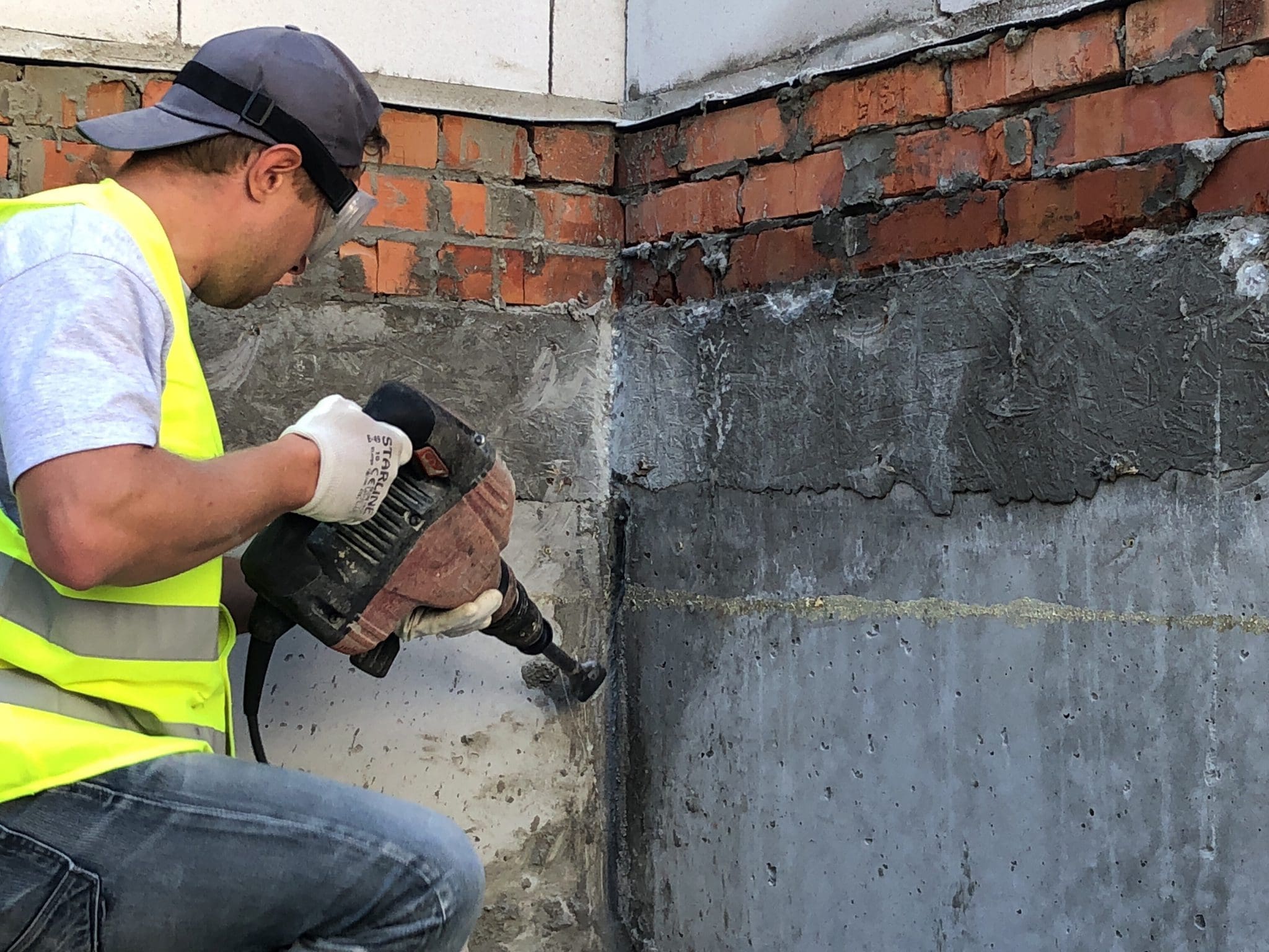 Формування штроби на примиканнях стіни зі стіною фундаменту