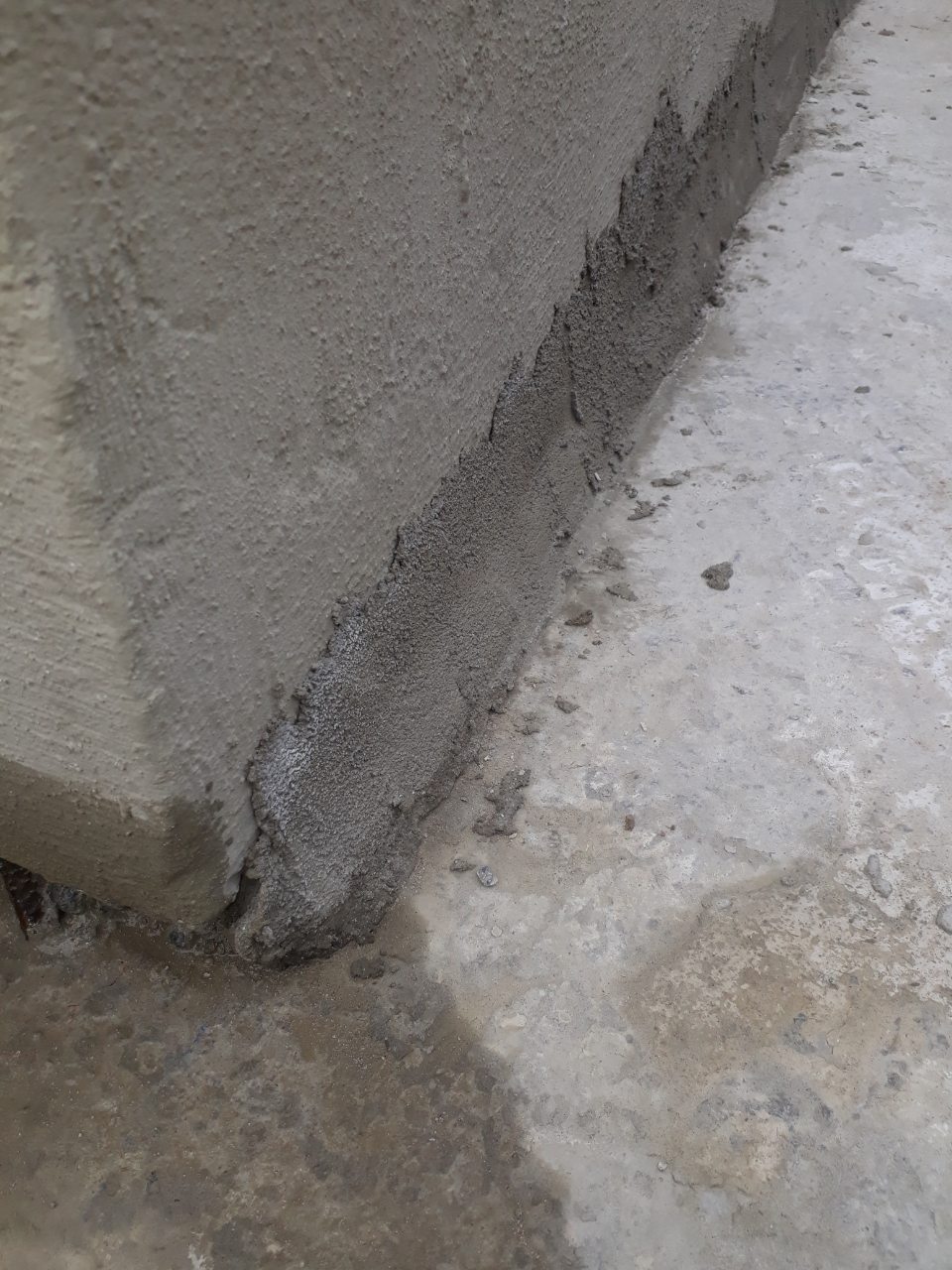 Улаштування викружки на примиканні стіни фундаменту та підлоги ремонтною сумішшю KRYS RM