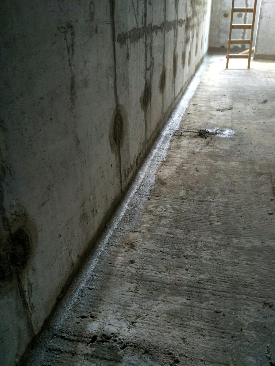 Завершена викружка на примиканні стіни фундаменту з підлогою ремонтним матеріалом