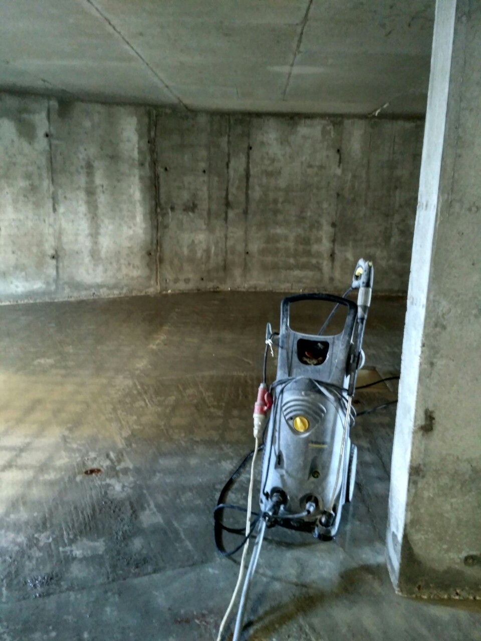 Процес миття стін фундаменту мийкою з високим тиском води