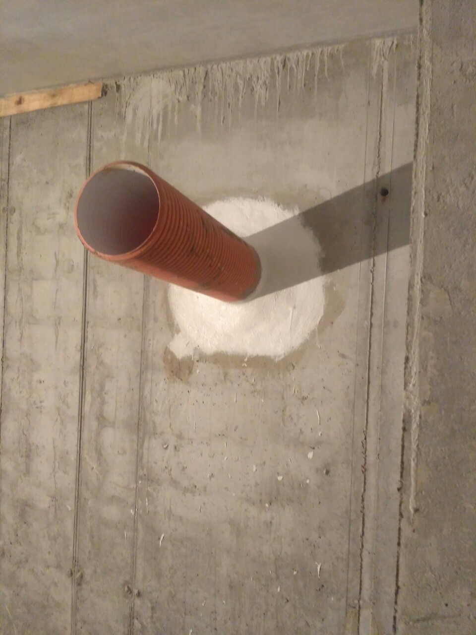 Загерметизоване місце вводу труби вид зсередини