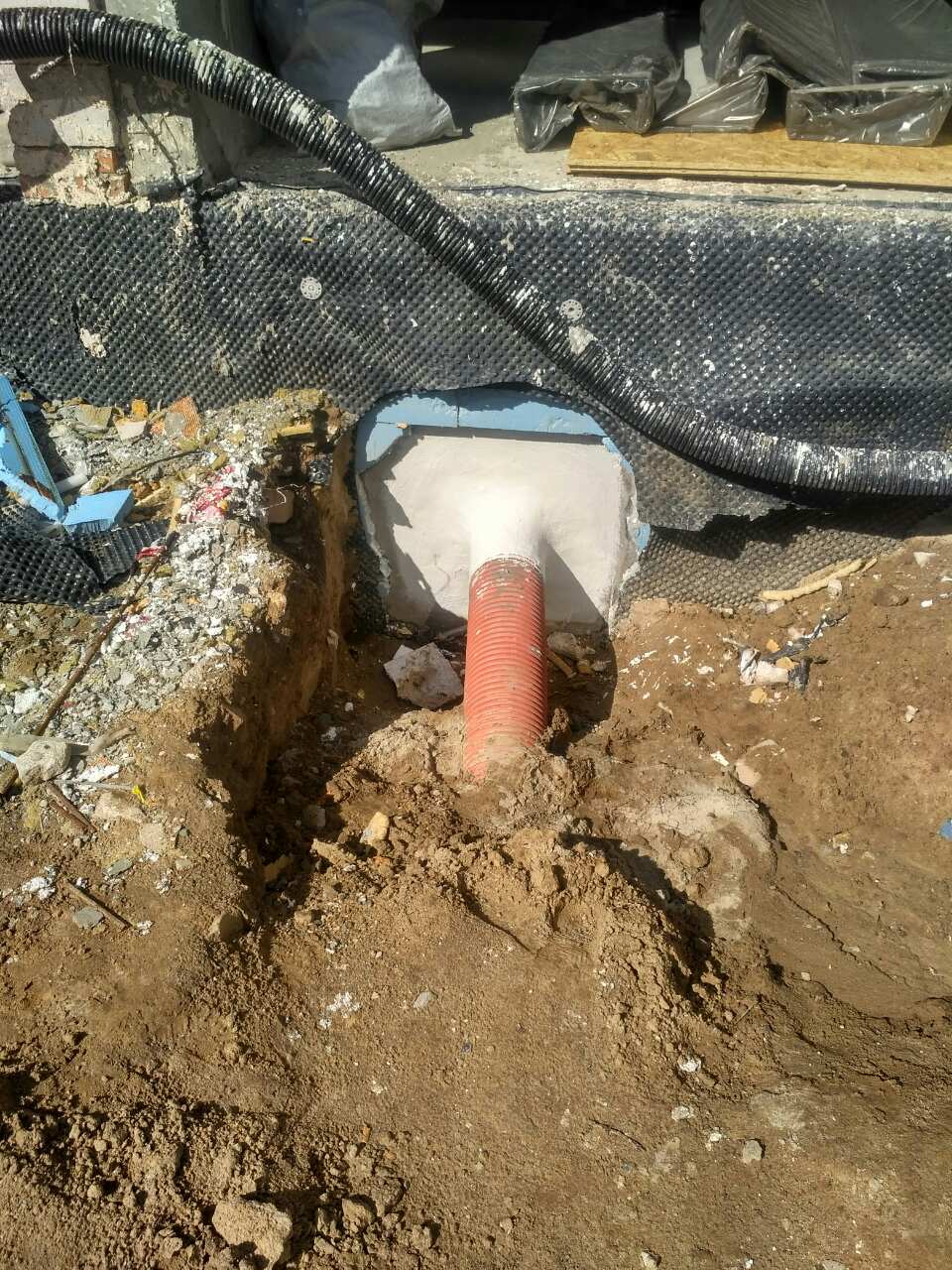 Загерметизоване місце вводу труби вид ззовні