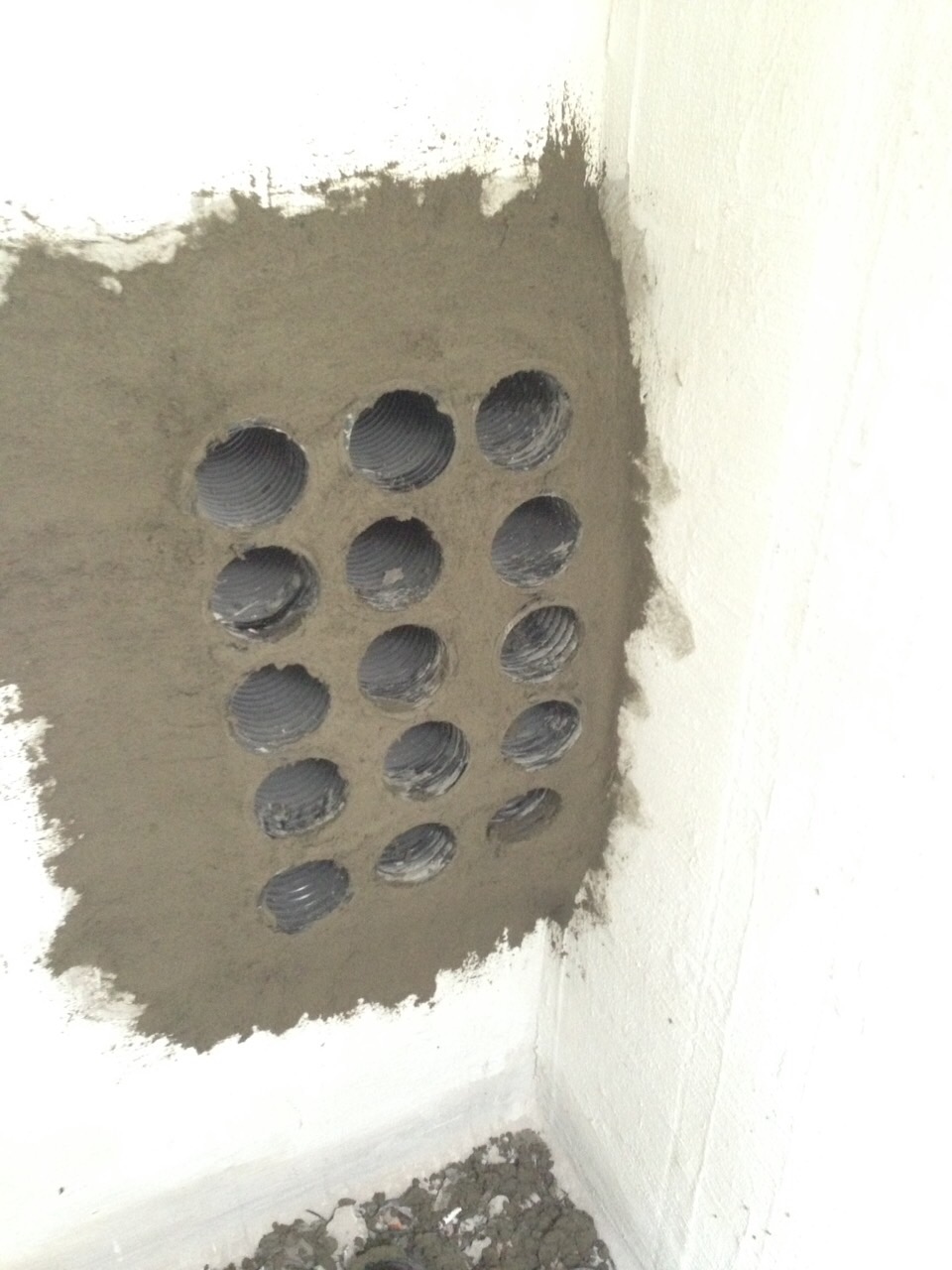 Запаковка ремонтною сумішшю KRYS RM прохідних елементів місць вводу комунікацій