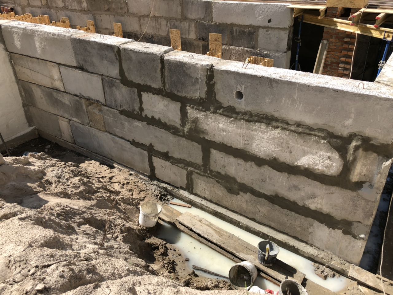 Запаковка міжблочних швів блочного фундаменту