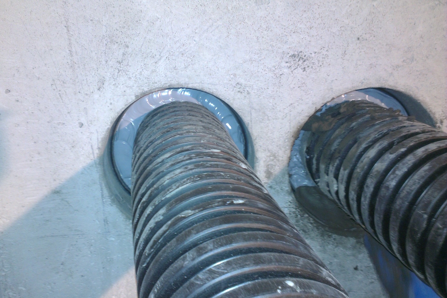 Заповнення поліуретановим герметиком місць вводу інженерних комунікацій