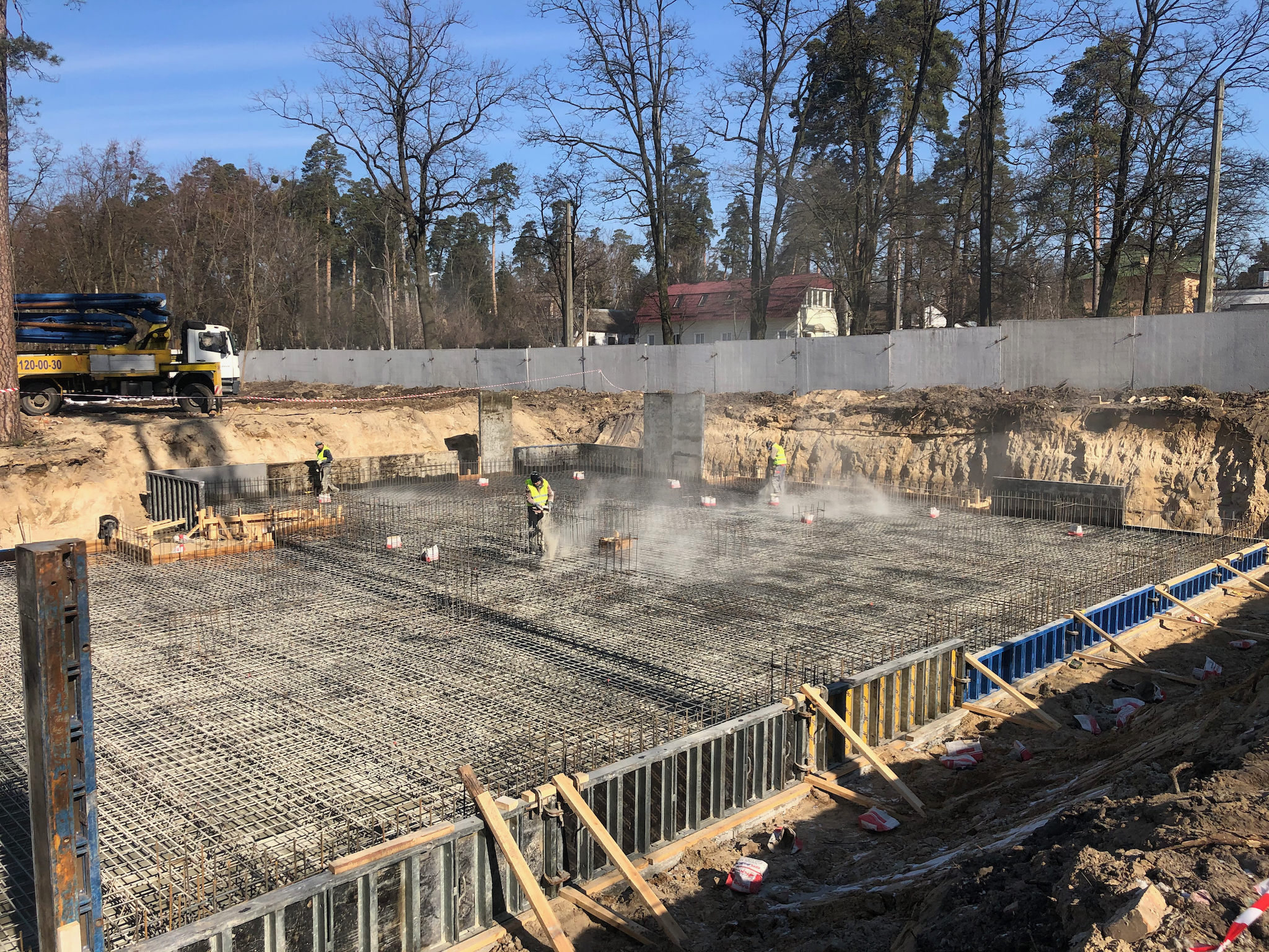 Процес розсипання гідроізоляційного порошку KRYS Premium