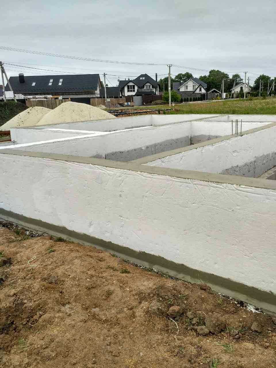 Виконана зовнішня гідроізоляція фундаменту