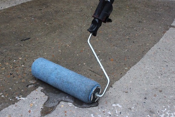 Процес нанесення праймеру на цементну стяжку