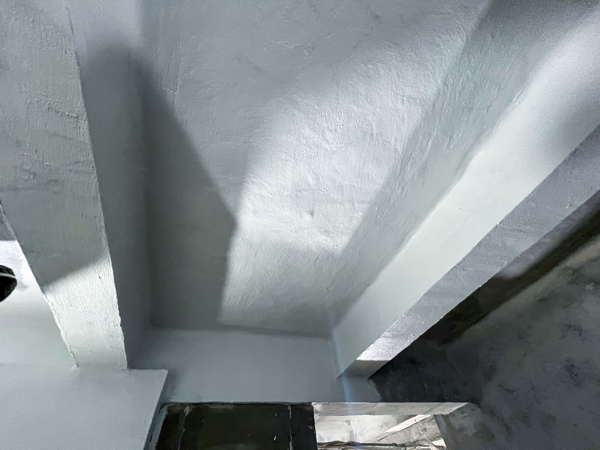 Фото ділянки відремонтованого бетону та нанесеною гідроізоляцією