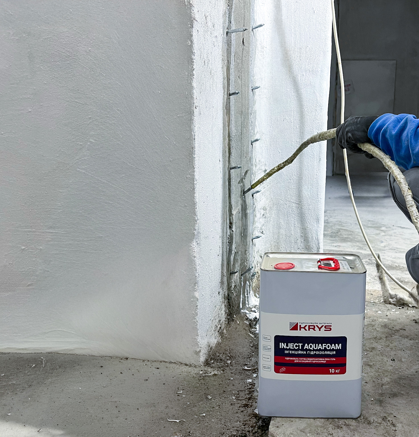 Процес закачування інʼєкційної гідроізоляційної суміші в тріщину