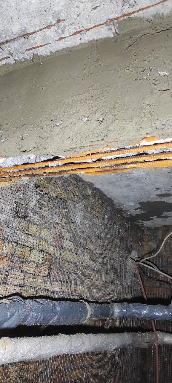 Фото бетонної стелі, видима оголена арматура та початковий шар ремонтної суміші