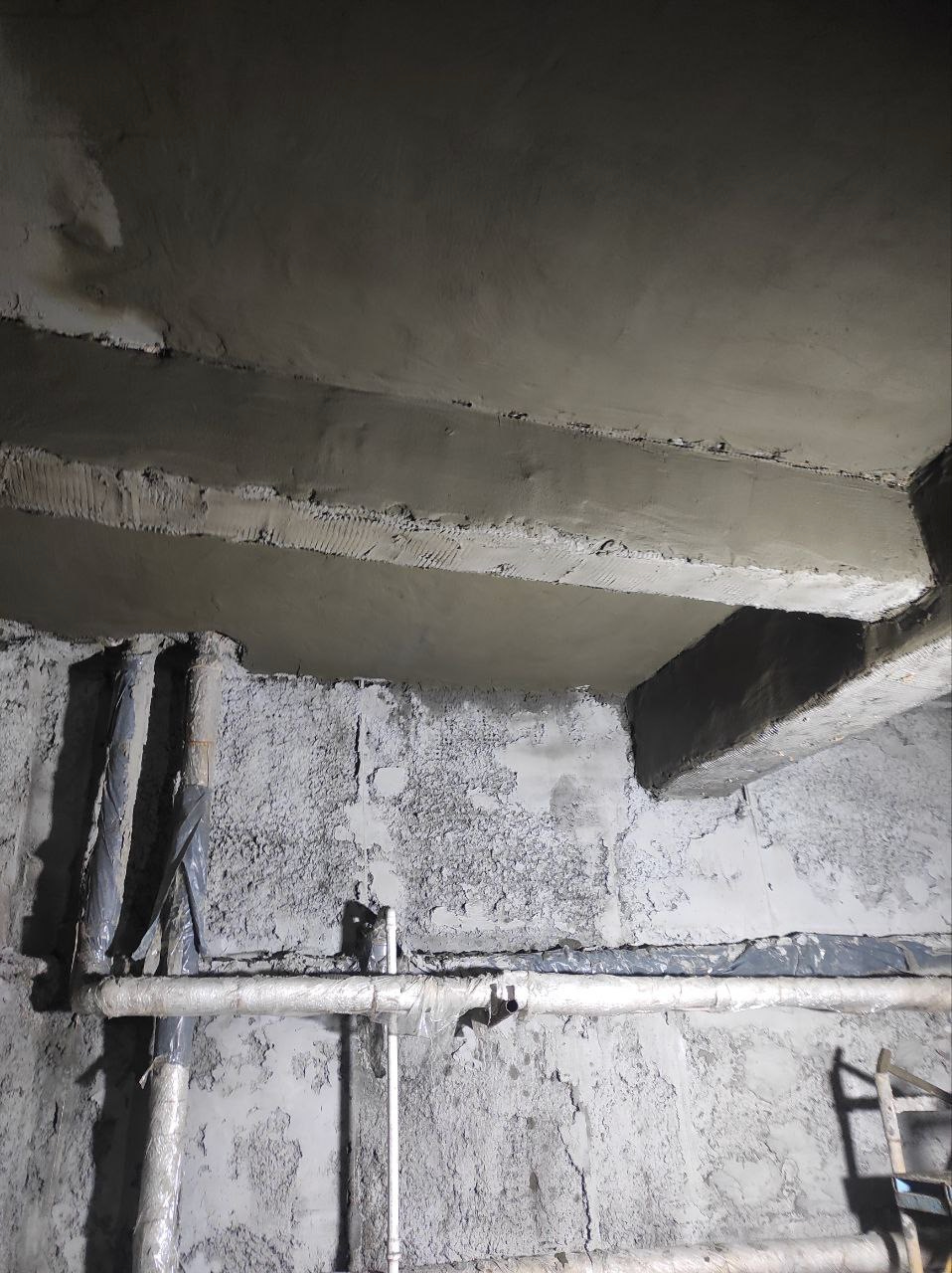 Фото бетонної стелі та балок з відновленою початковою геометрією ремонтними сумішами