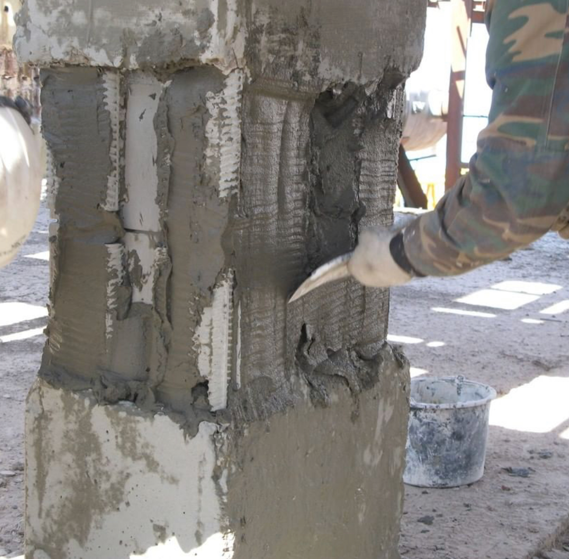 Нанесення адгезивного шару ремонтної суміші для ремонту бетонної колони